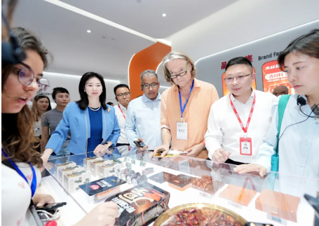 全球多家主流媒体齐聚豪运国际-追求健康,你我一起成长食品，探寻复合调味品行业领先者，如何以科技创新和匠心独运，“智”造出引领美味生活的新密码。